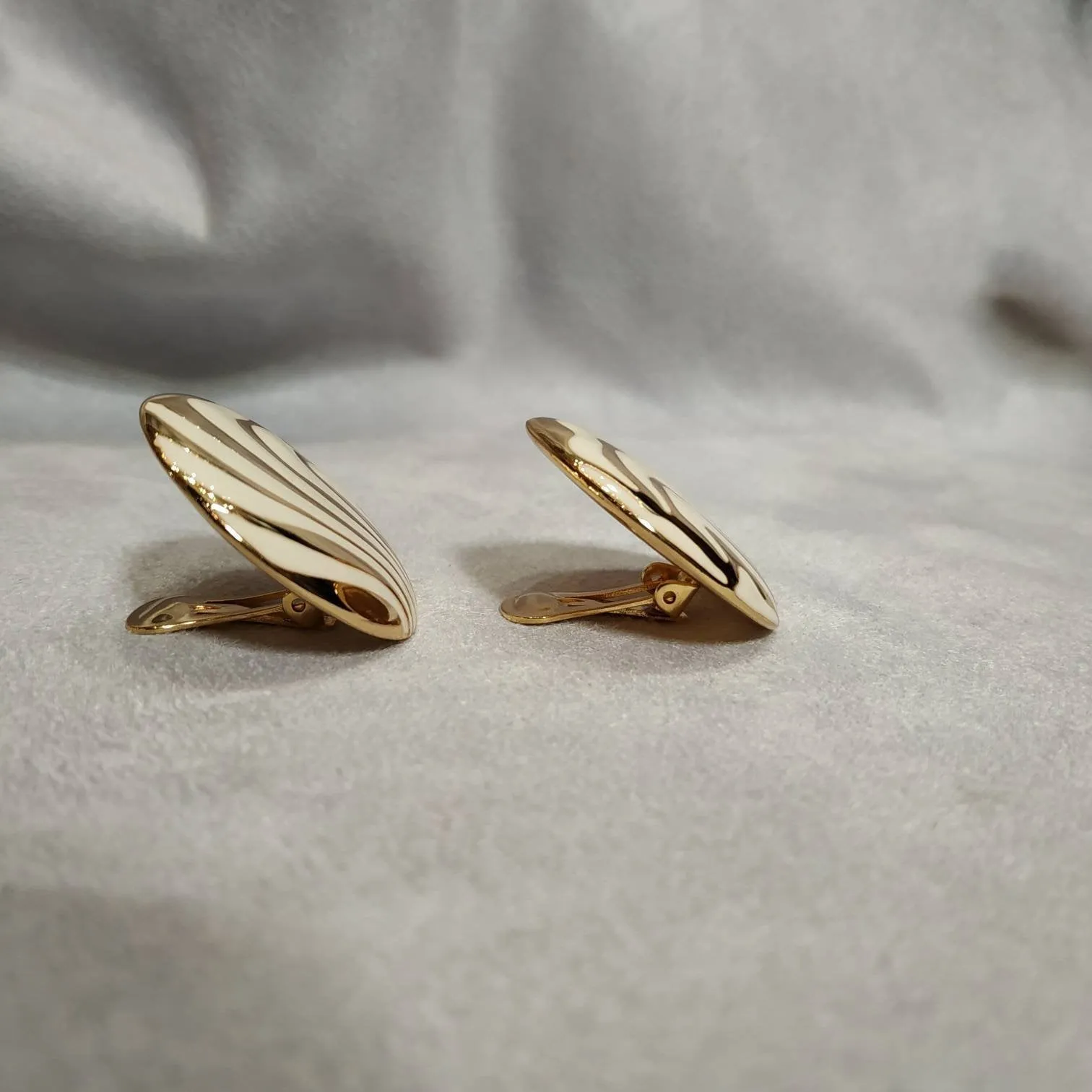 Balenciaga Vintage Earrings white enamel Clip On