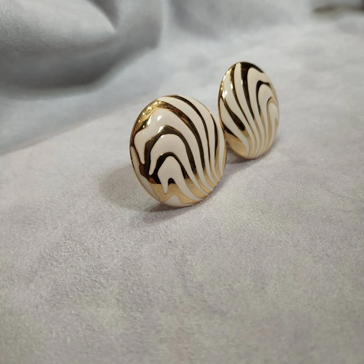 Balenciaga Vintage Earrings white enamel Clip On