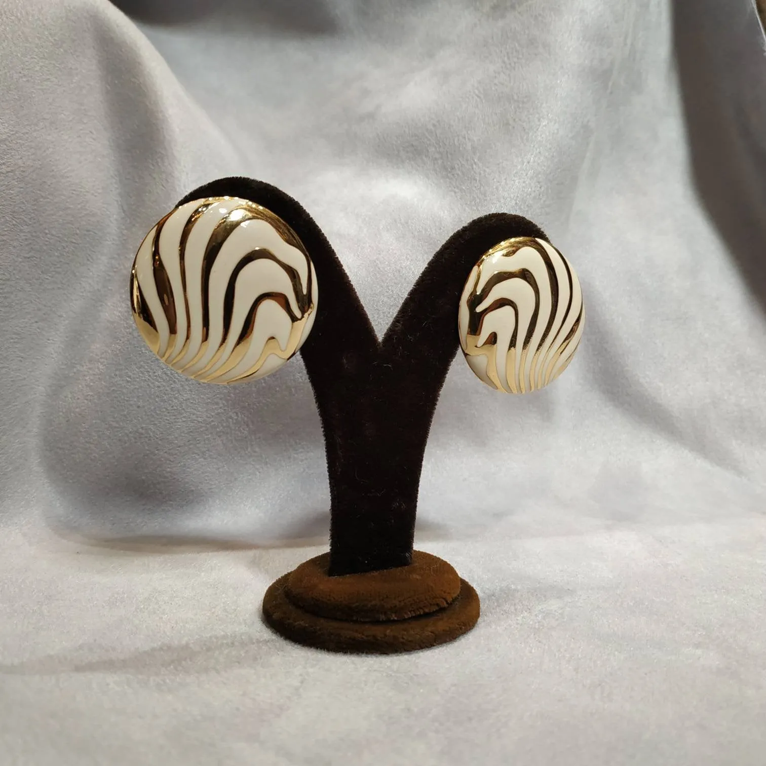 Balenciaga Vintage Earrings white enamel Clip On