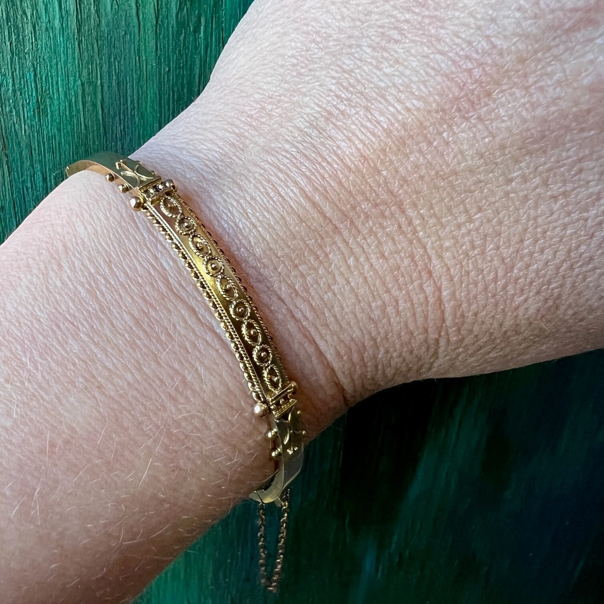 Enchanting Victorian 9ct Etruscan Revival Bangle